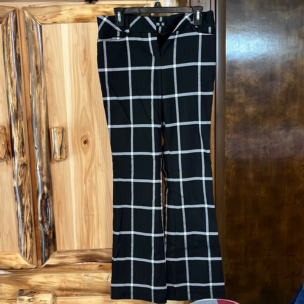 New York and Company size 6, black and white